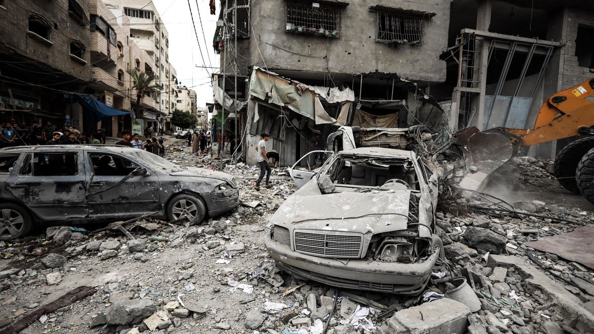 Los escombros de edificios y automóviles destruidos tras los ataques aéreos israelíes en la ciudad de Gaza