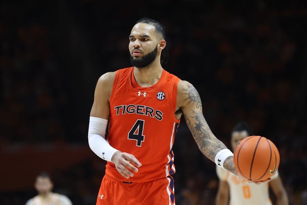 Feb 28, 2024; Knoxville, Tennessee, USA; Auburn Tigers forward Johni Broome (4) looks to move the ball against the Tennessee Volunteers during the second half at Thompson-Boling Arena at Food City Center.