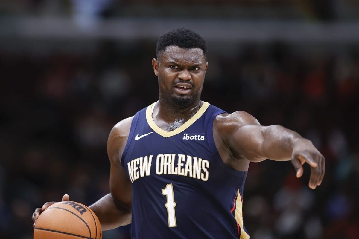 Dec 2, 2023; Chicago, Illinois, USA; New Orleans Pelicans forward Zion Williamson (1) brings the ball up court against the Chicago Bulls during the first half at United Center.