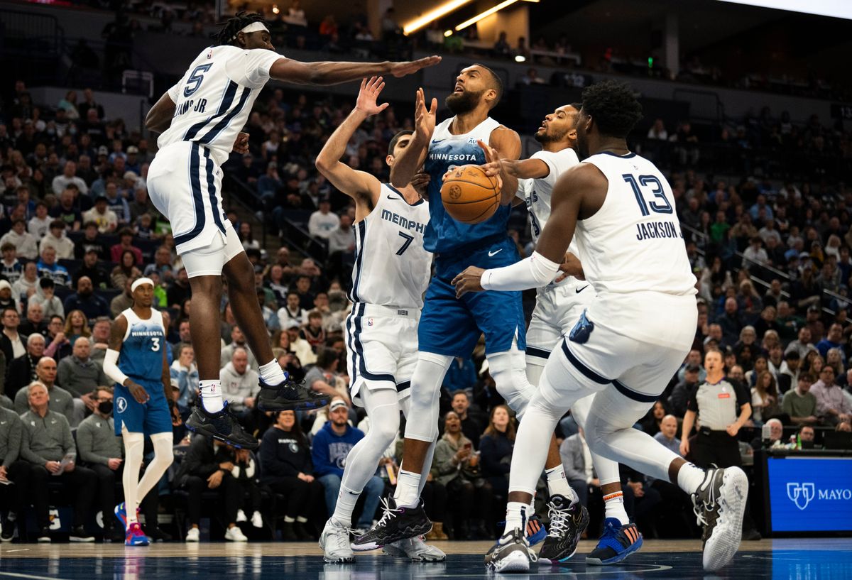 Rudy Gobert de los Minnesota Timberwolves recibe una falta al conducir hacia la canasta en el primer cuarto contra los Memphis Grizzlies en el Target Center en febrero 28 de enero de 2024 en Minneapolis, Minnesota.