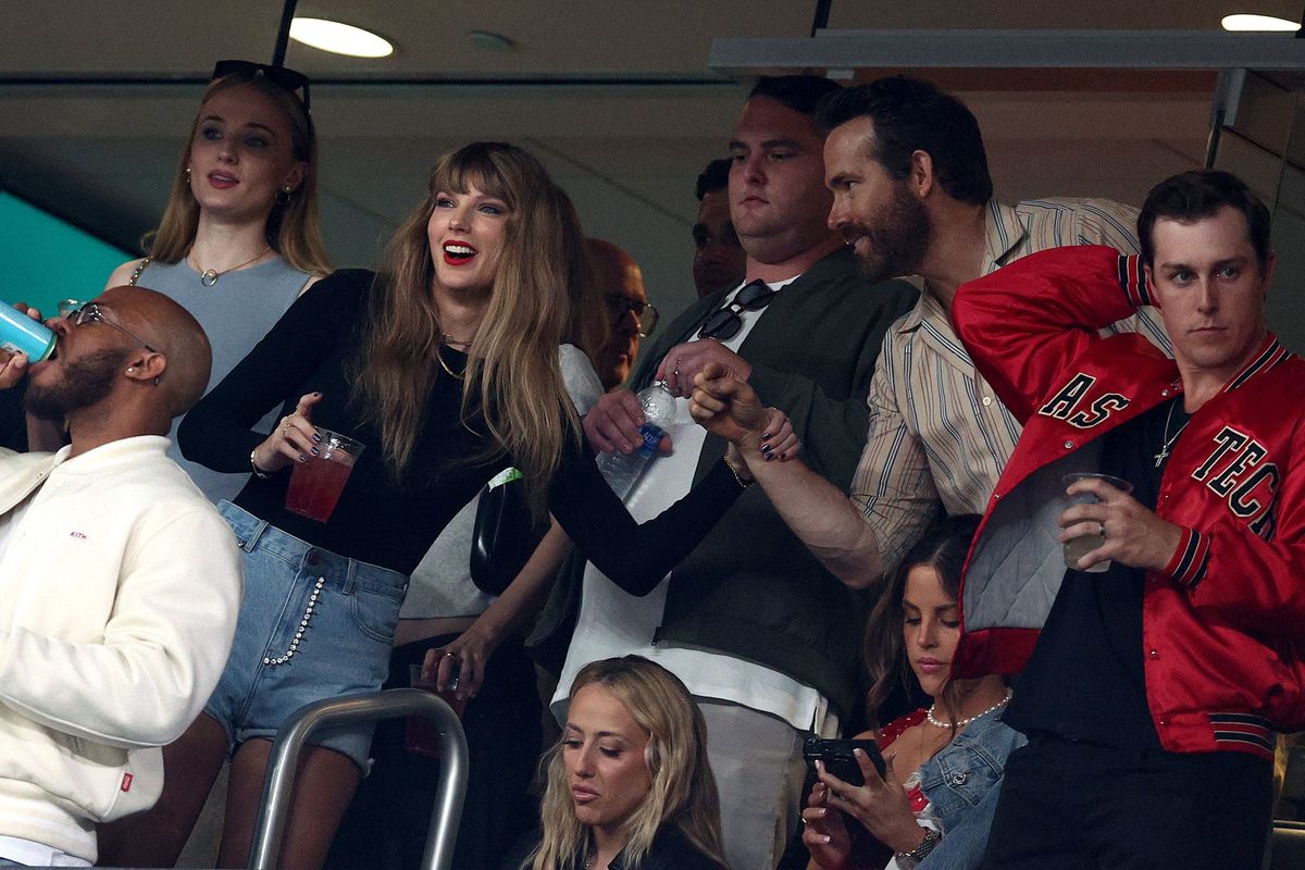 Yes, it’s annoying that the budding Taylor Swift-Travis Kelce romance has gotten so much attention. It is not her fault when the Chiefs play poorly.