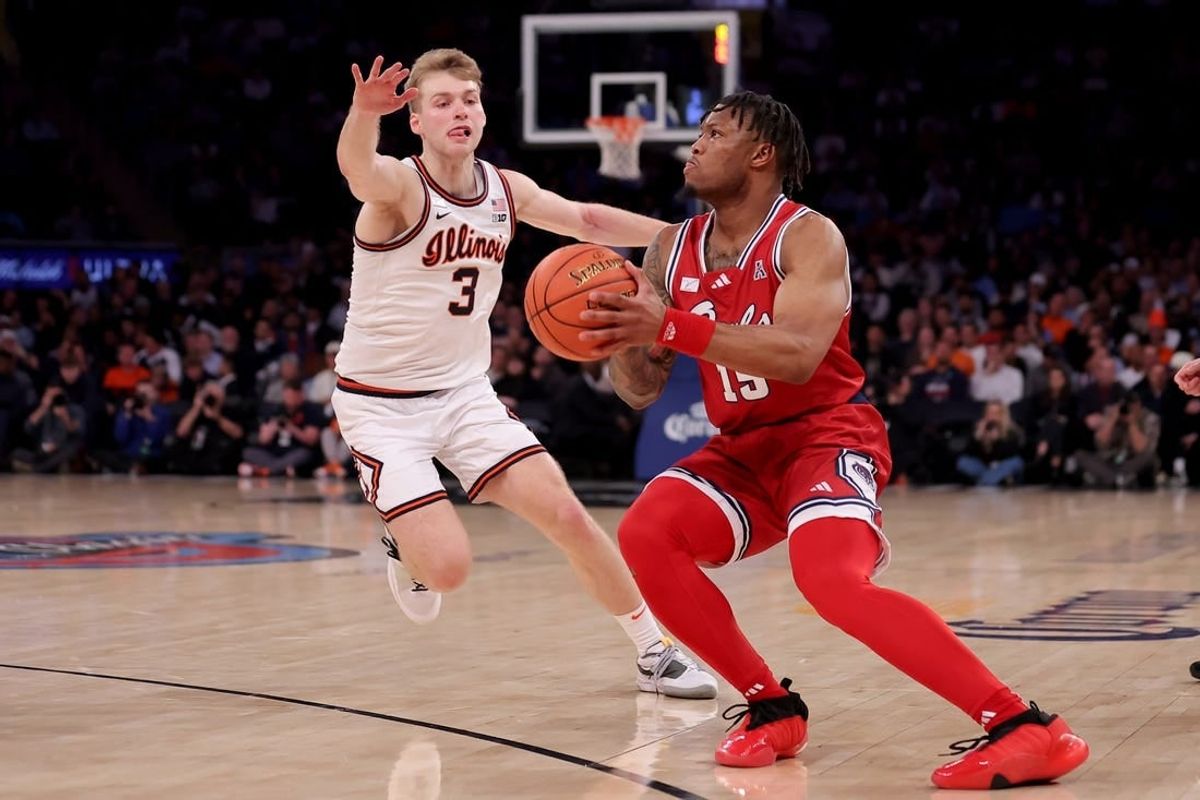 Dec 5, 2023; New York, New York, USA; Florida Atlantic Owls guard Alijah Martin (15) looks to shoot a three point shot against Illinois Fighting Illini forward Marcus Domask (3) during the second half at Madison Square Garden.