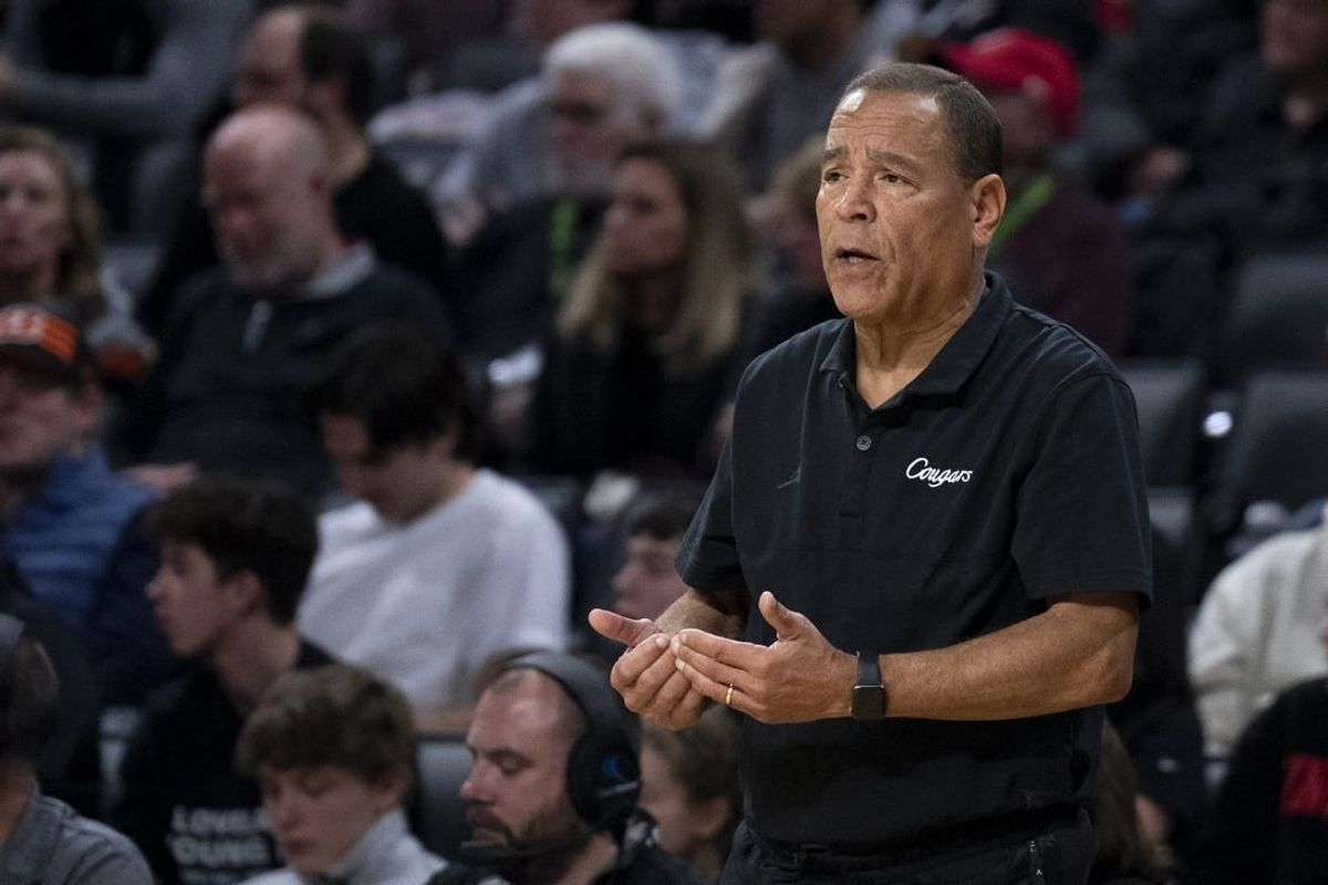 Jan 8, 2023; Cincinnati, OH, USA; Houston Cougars head coach Kelvin Sampson speaks to his players in the second half of the NCAA men   s basketball game at Fifth Third Arena in Cincinnati on Sunday, Jan 8, 2023. Houston Cougars defeated Cincinnati Bearcats 72-59.