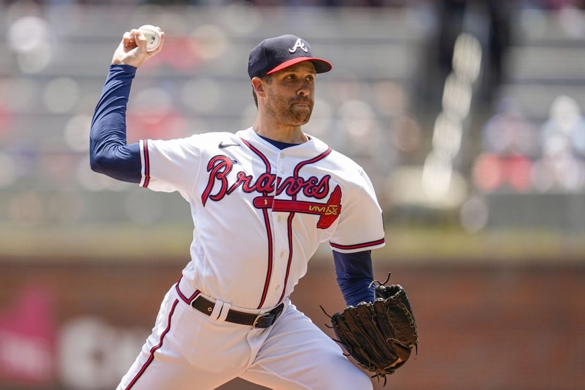 Jul 16, 2023; Cumberland, Georgia, USA; Atlanta Braves relief pitcher Collin McHugh (32) pitches against the Chicago White Sox during the second inning at Truist Park.
