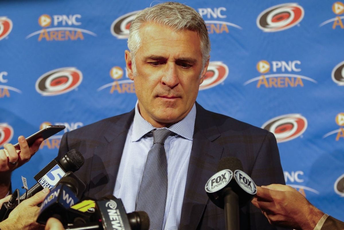 28 de fevereiro de 2016; Raleigh, Carolina do Norte, EUA; O gerente geral do Carolina Hurricanes, Ron Francis, dá entrevista coletiva durante o terceiro período contra o St. Louis Blues na PNC Arena. Louis Blues derrotou o Carolina Hurricanes por 5–2. Crédito obrigatório: James Guillory-Imagn Images