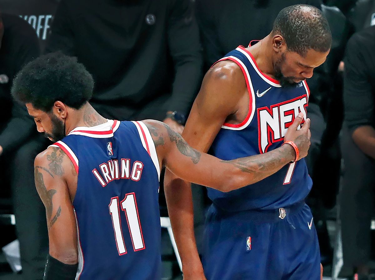 Kyrie Irving (l.) and Kevin Durant