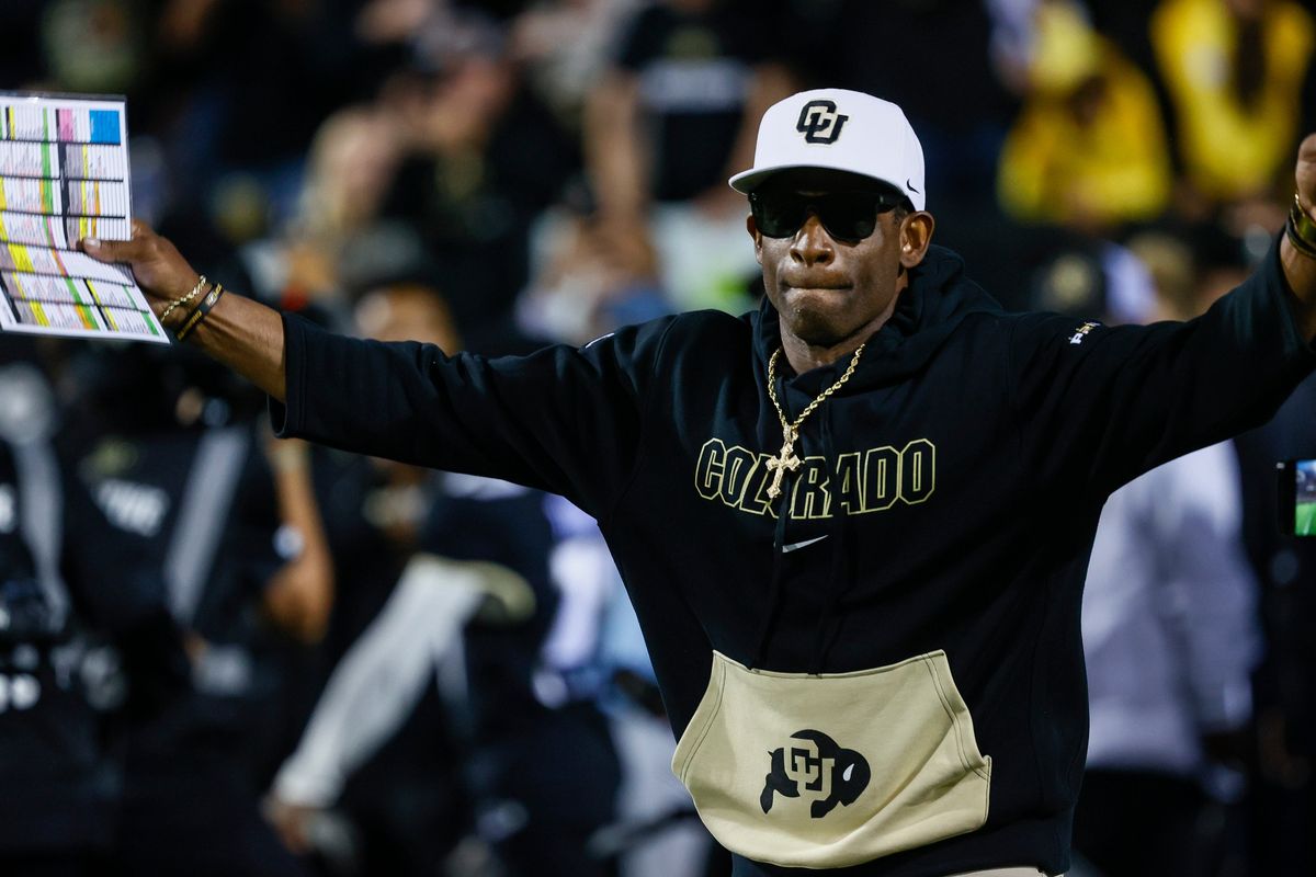 Deion Sanders ha puesto el fútbol universitario en el centro de atención, para bien o para mal.