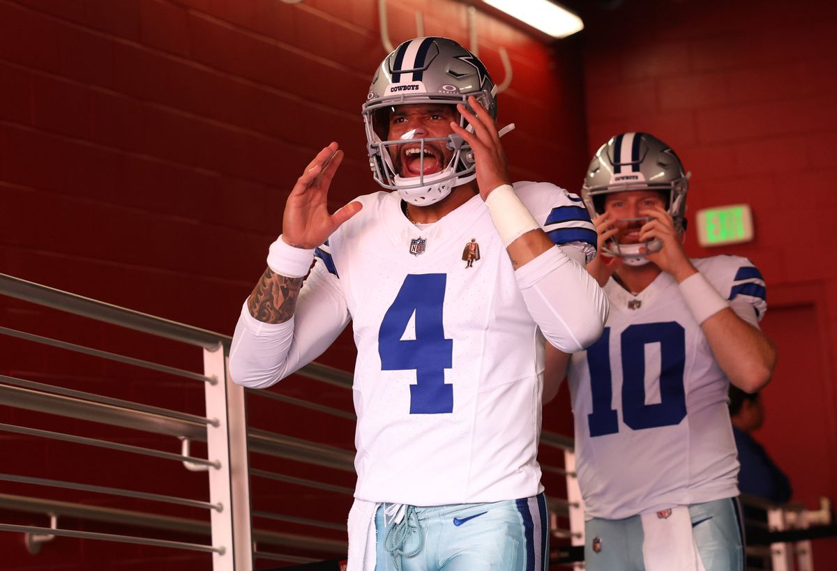 Dak Prescott (4) y los Cowboys están a poca distancia con una victoria esta noche contra los Chargers.