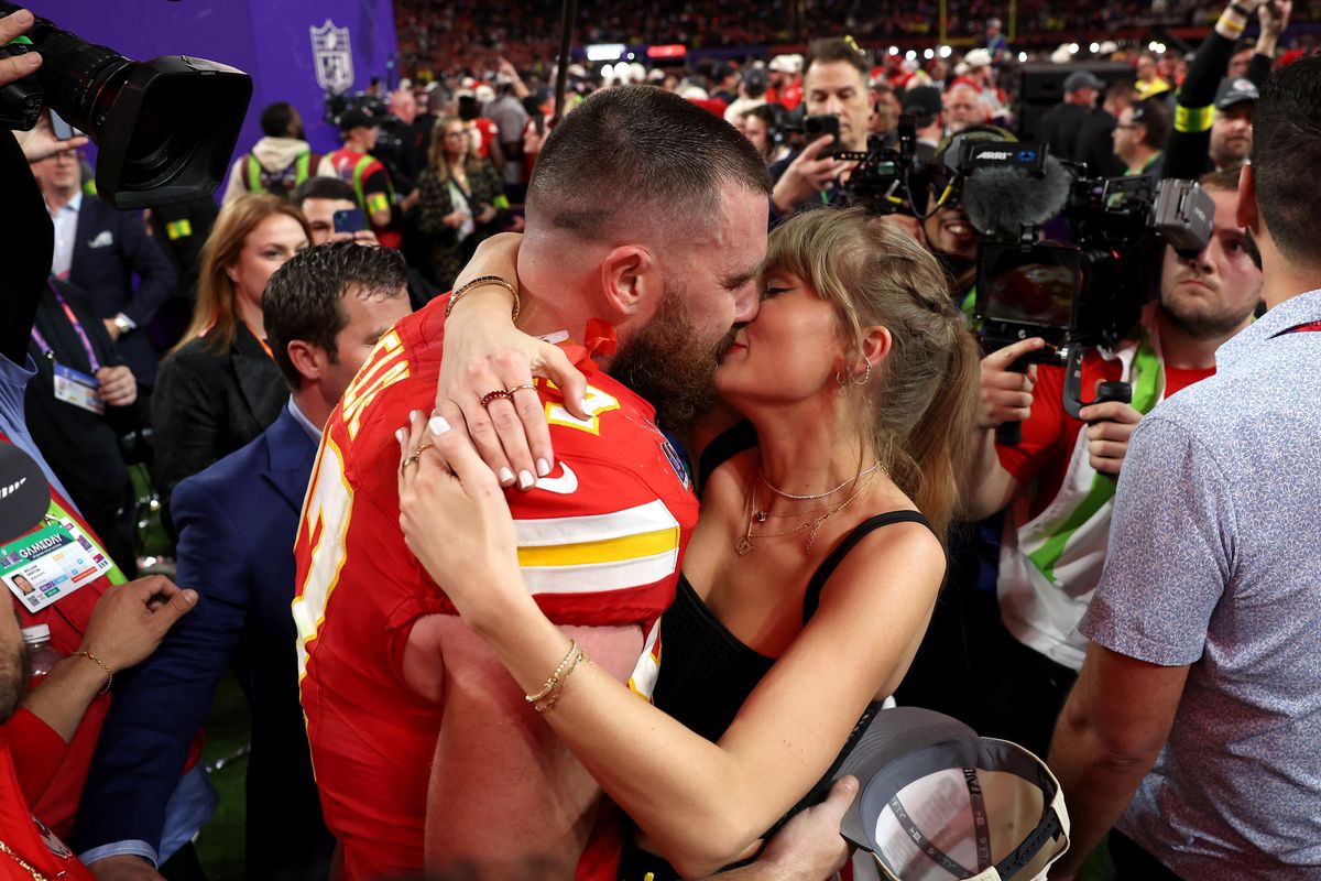 Travis Kelce y Taylor Swift se abrazan después de que los Kansas City Chiefs vencieran a los San Francisco 49ers en tiempo extra durante el Super Bowl LVIII en el Allegiant Stadium el 11 de febrero de 2024 en Las Vegas.