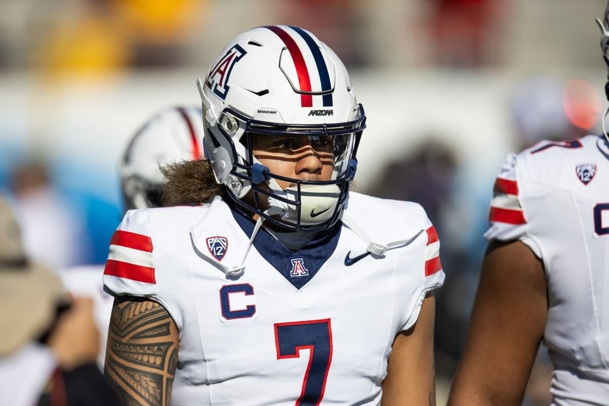 Nov 25, 2023; Tempe, Arizona, USA; Arizona Wildcats quarterback Jayden de Laura (7) against the Arizona State Sun Devils during the Territorial Cup at Mountain America Stadium.