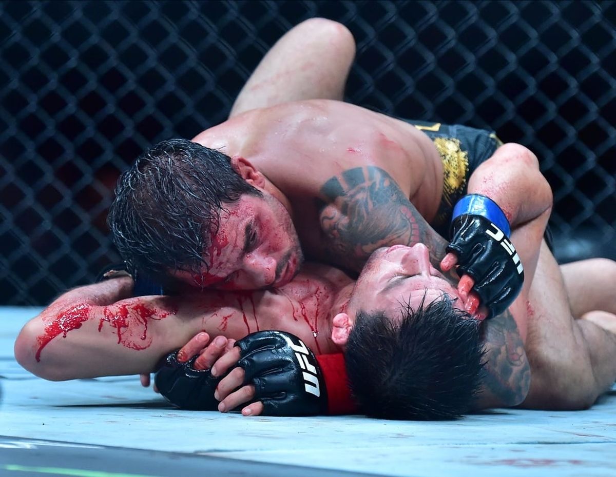 May 4, 2024; Rio de Janeiro, RJ, BRAZIL; Alexandre Pantoja (red gloves) fights against Steve Erceg (blue gloves) during UFC 301 at Rio Arena.