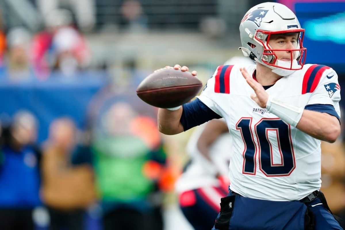New England Patriots quarterback Mac Jones (10) gets ready to pass the ball at MetLife Stadium, Sunday, November 26, 2023.