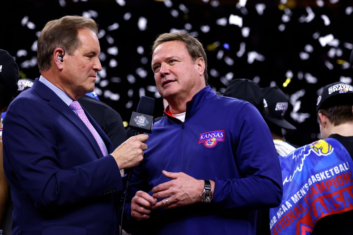 El entrenador de Kansas, Bill Self (r.), escapó casi ileso de la investigación de la NCAA.