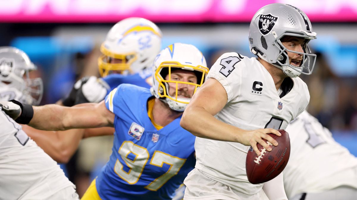 Just how vulnerable is Derek Carr to the pass rush?