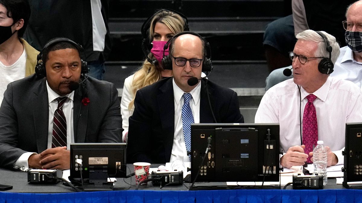 Jeff Van Gundy (center) is not having it.