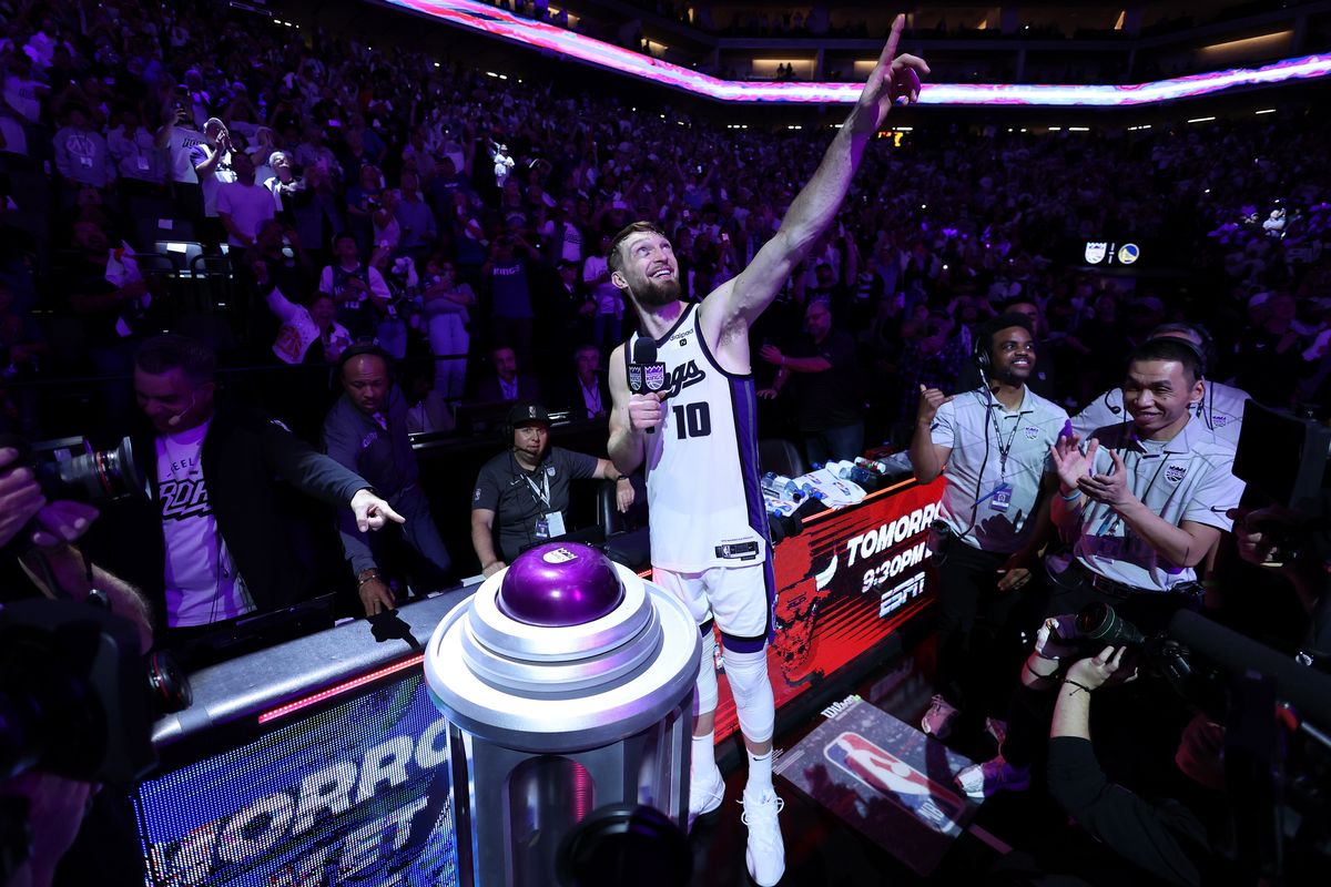 SACRAMENTO, CALIFORNIA - ABRIL 16: Domantas Sabonis #10 de los Sacramento Kings “enciende el rayo” después de vencer a los Golden State Warriors en  el Torneo Play-In en El Golden 1 Center el 16 de abril de 2024 en Sacramento, California. NOTA PARA EL USUARIO: El Usuario reconoce expresamente y  acepta que, al descargar y o usar esta fotografía, el Usuario acepta los términos y condiciones del Acuerdo de licencia de Getty Images. (Foto de Ezra Shaw/Getty Images)