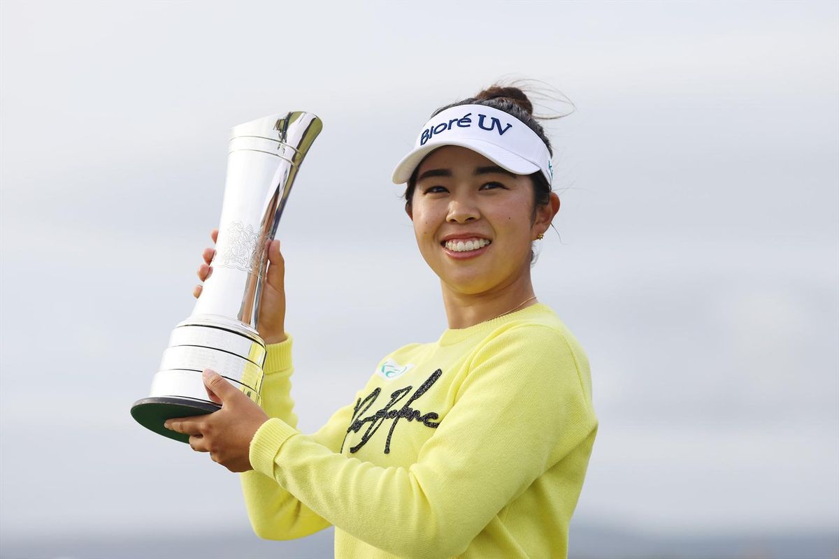BRIDGEND, WALES - AUGUST 03: Miyu Yamashita of Japan lifts the AIG Women's Open trophy following victory in the final round of the AIG Women's Open 2025 at Royal Porthcawl Golf Club on August 03, 2025 in Bridgend, Wales.