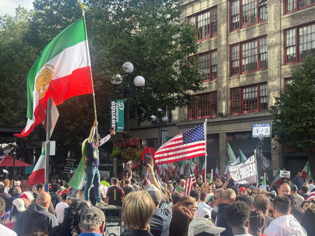 Apoiadores de Reza Pahlavi, um proeminente dissidente da república islâmica, manifestam-se antes do jogo da Copa do Mundo entre Egito e Irã, em Seattle.