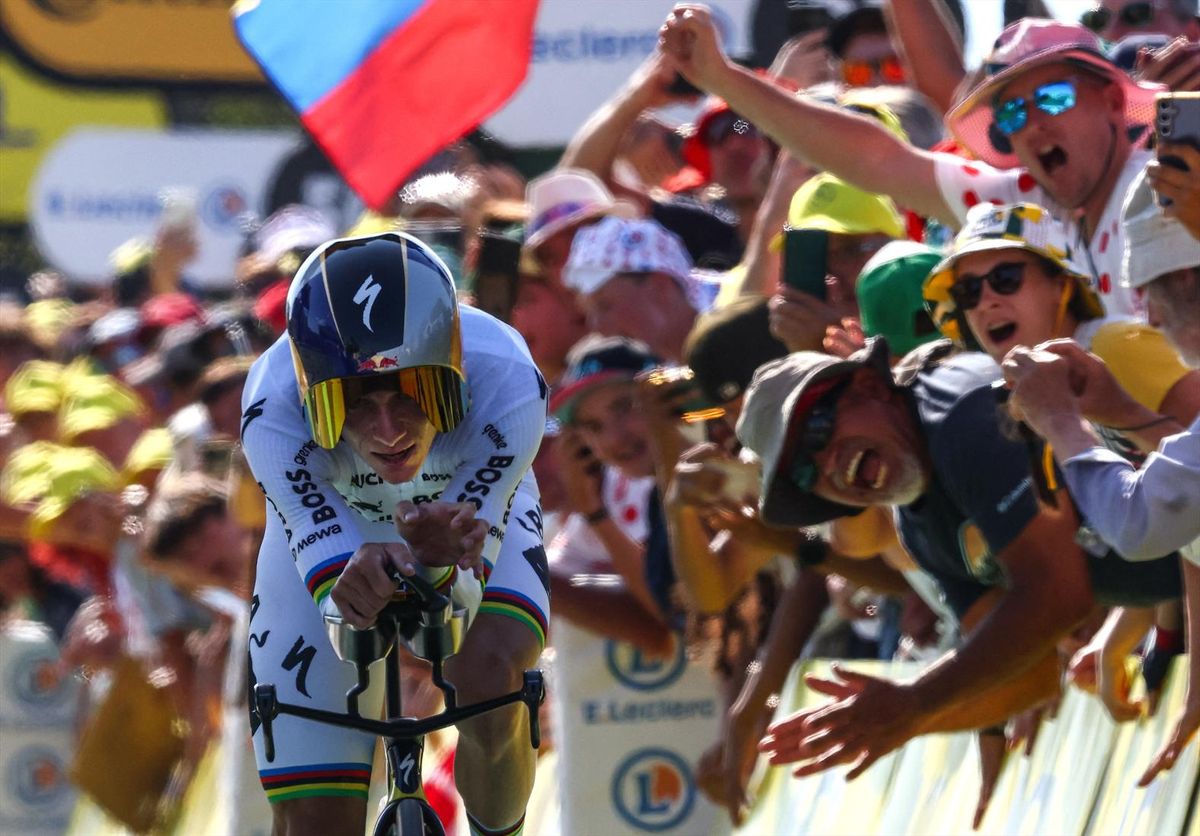 Deadspin | Remco Evenepoel shows time trial chops in Stage 16 at Tour de France Red Bull – BORA – hansgrohe’s Remco Evenepoel won Stage 16 individual time-trial at the 2026 Tour de France. Belgium’s Remco Evenepoel dominated the Stage 16 time trial Tuesday, finishing the technical 26.1-kilometer course at Thonon-les-Bains, France, in 32 minutes, 19 seconds to strengthen his grip on second place in the overall standings at the Tour de France. The time trial opened the third and final week of the Tour de France after an off day Monday, with the concluding Stage 21 set for a Sunday finish at Paris. A three-time world champion in the time trial who also won both cycling events at the 2024 Paris Olympics, Evenepoel was a full minute faster than the closest competitor until Slovenia’s Tadej Pogacar finished right behind him in second at 32:47. Evenepoel was somewhat subdued after the victory at the news that Red Bull-Bora-Hansgrohe teammate Florian Lipowitz of Germany had to abandon the Tour de France following a crash on the time trial course. Pogacar, who nearly crashed at the same corner where Lipowitz went down, remained in the overall leader’s yellow jersey, with Evenepoel 4:32 behind after winning his second consecutive stage. Evenepoel won Sunday’s Stage 15 by edging Pogacar on a closing climb in the mountains. Mexico’s Isaac del Toro remained third in the overall standings after finishing fifth on Tuesday, while 19-year-old Paul Seixas of France was fourth overall after finishing fourth in the time trial. Juan Ayuso of Spain is fifth overall, just ahead of Denmark’s Mattias Skjelmose, who finished in third place on Tuesday. Lipowitz entered the time trial fifth in the overall standings, after finishing third overall last year, but is now out with an apparent right shoulder injury after crashing and sliding into a curb alongside the road. Wednesday’s Stage 17 is a relatively flat 174.7-kilometer route with an early climb from Chambery to Voiron. –Field Level Media #Deadspin #Remco #Evenepoel #shows #time #trial #chops #Stage #Tour #France Deadspin | Remco Evenepoel shows time trial chops in Stage 16 at Tour de France Red Bull – BORA – hansgrohe’s Remco Evenepoel won Stage 16 individual time-trial at the 2026 Tour de France. Belgium’s Remco Evenepoel dominated the Stage 16 time trial Tuesday, finishing the technical 26.1-kilometer course at Thonon-les-Bains, France, in 32 minutes, 19 seconds to strengthen his grip on second place in the overall standings at the Tour de France. The time trial opened the third and final week of the Tour de France after an off day Monday, with the concluding Stage 21 set for a Sunday finish at Paris. A three-time world champion in the time trial who also won both cycling events at the 2024 Paris Olympics, Evenepoel was a full minute faster than the closest competitor until Slovenia’s Tadej Pogacar finished right behind him in second at 32:47. Evenepoel was somewhat subdued after the victory at the news that Red Bull-Bora-Hansgrohe teammate Florian Lipowitz of Germany had to abandon the Tour de France following a crash on the time trial course. Pogacar, who nearly crashed at the same corner where Lipowitz went down, remained in the overall leader’s yellow jersey, with Evenepoel 4:32 behind after winning his second consecutive stage. Evenepoel won Sunday’s Stage 15 by edging Pogacar on a closing climb in the mountains. Mexico’s Isaac del Toro remained third in the overall standings after finishing fifth on Tuesday, while 19-year-old Paul Seixas of France was fourth overall after finishing fourth in the time trial. Juan Ayuso of Spain is fifth overall, just ahead of Denmark’s Mattias Skjelmose, who finished in third place on Tuesday. Lipowitz entered the time trial fifth in the overall standings, after finishing third overall last year, but is now out with an apparent right shoulder injury after crashing and sliding into a curb alongside the road. Wednesday’s Stage 17 is a relatively flat 174.7-kilometer route with an early climb from Chambery to Voiron. –Field Level Media #Deadspin #Remco #Evenepoel #shows #time #trial #chops #Stage #Tour #France
