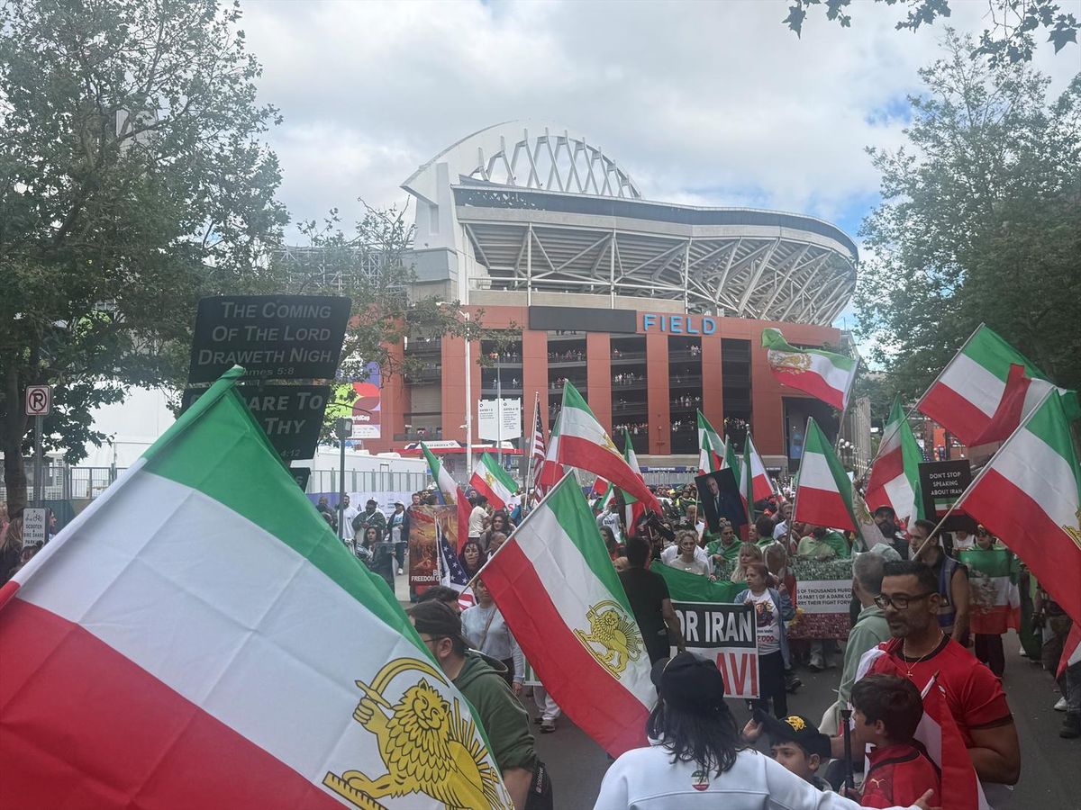 Apoiadores de Reza Pahlavi, um proeminente dissidente da república islâmica, manifestam-se antes de uma partida da Copa do Mundo entre o Irã e o Egito, no Estádio de Seattle, em 26 de junho de 2025.