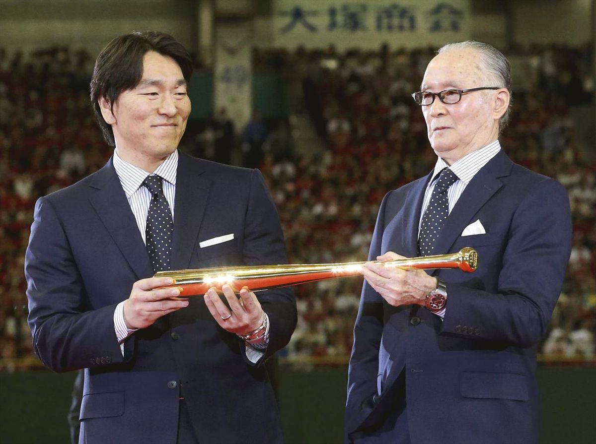 Former Yomiuri Giants slugger Shigeo Nagashima (R) and former Giants and New York Yankees outfielder Hideki Matsui hold a golden bat presented by Prime Minister Shinzo Abe (not pictured) at the Tokyo Dome in Tokyo May 5, 2013. Nagashima and Matsui received the s People’s Honor awards on Sunday for achievements in their careers. REUTERS/Tsuyoshi Matsumoto/Pool
