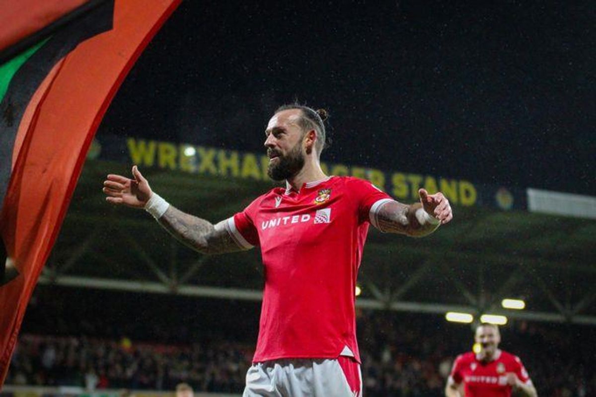 Steven Fletcher will remain with Wrexham AFC for the 2024-25 season after signing a one-year extension.