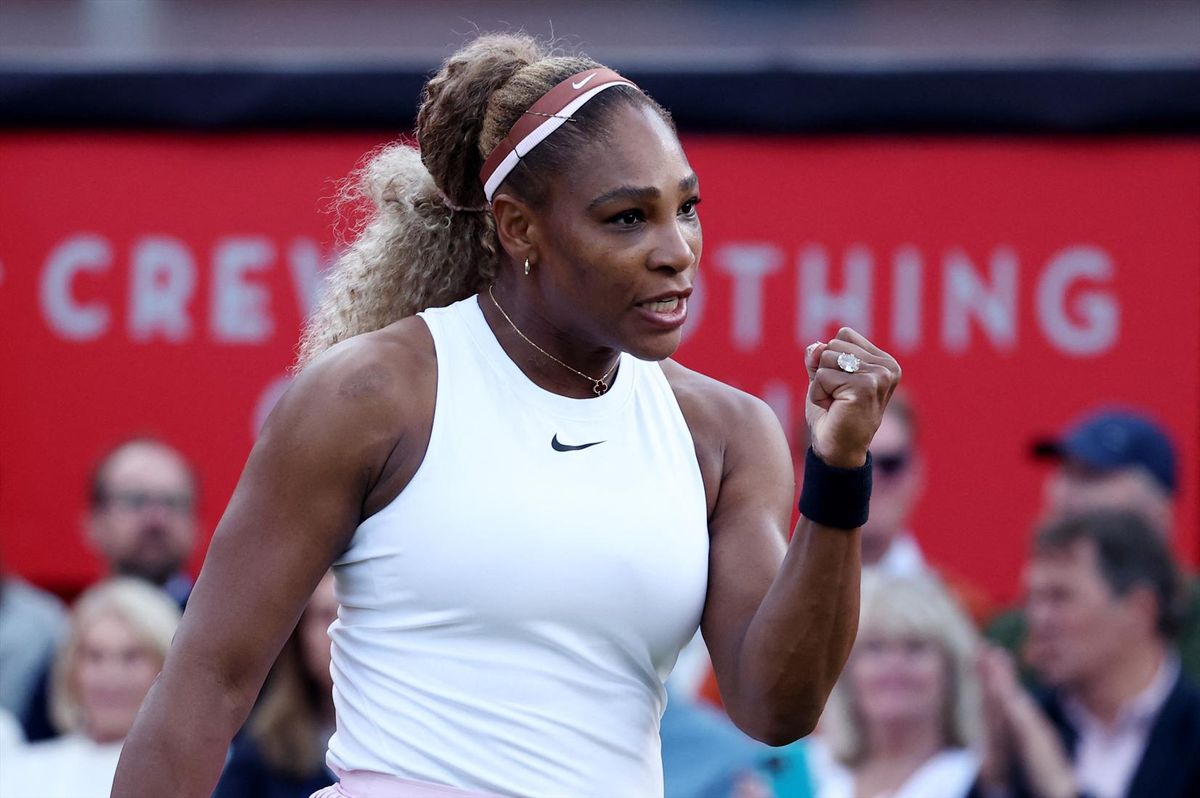 Serena Williams durante sua partida de duplas com a canadense Victoria Mboko no Queen's Club em Londres em 6 de junho de 2026.