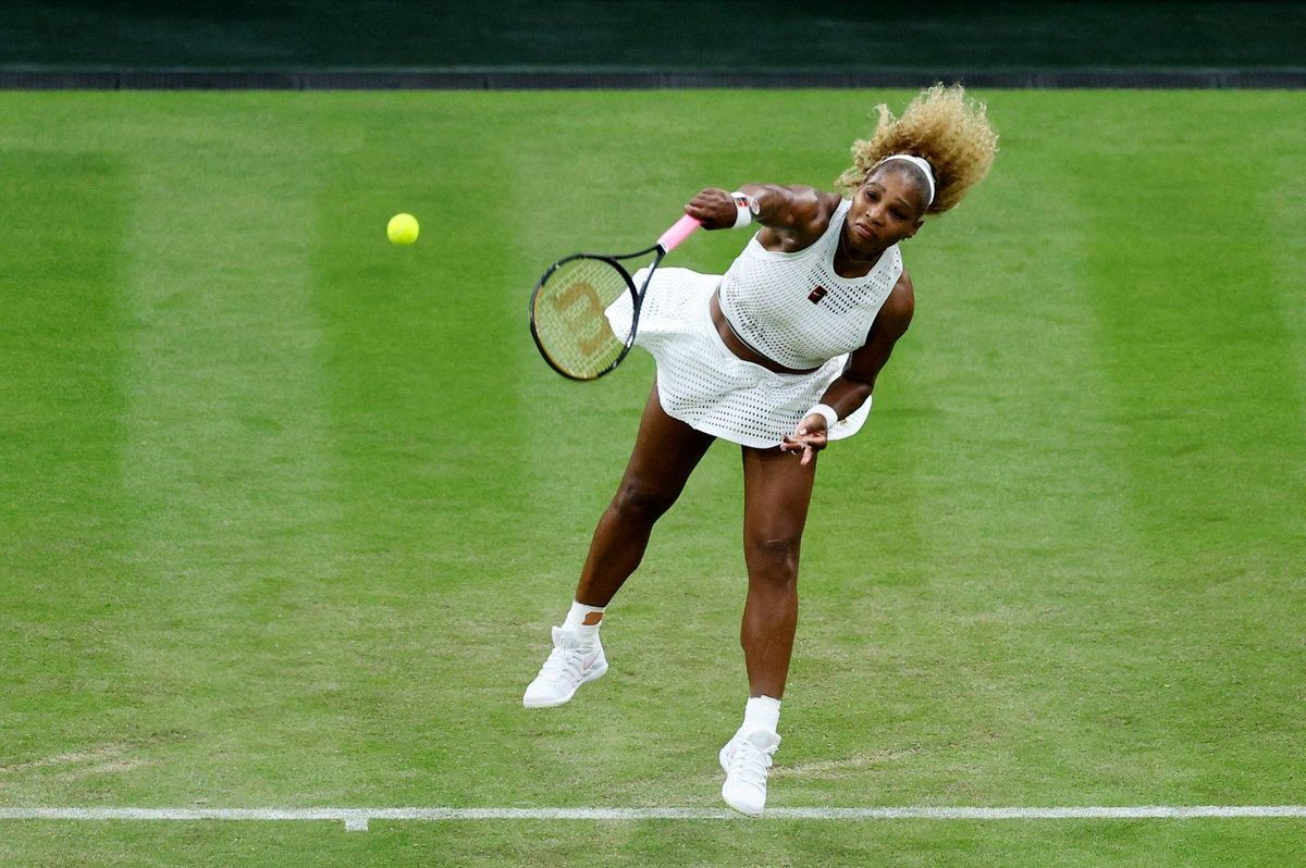 Serena Williams em ação terça-feira em Wimbledon.