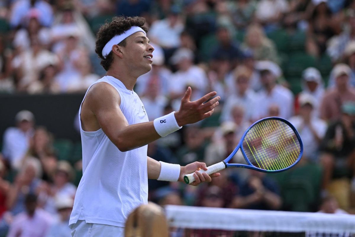 O americano Ben Shelton reage durante sua partida de primeira rodada contra o finlandês Otto Virtanen em Wimbledon.