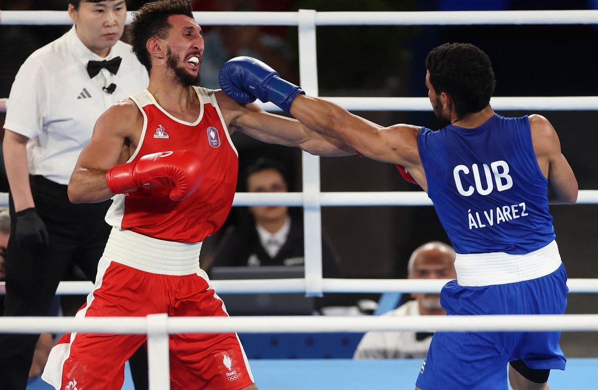 Paris 2024 Olympics - Boxing - Men's 63.5kg - Final - Roland-Garros Stadium, Paris, France - August 07, 2024. Erislandy Alvarez of Cuba in action against Sofiane Oumiha of France. REUTERS/Paul Childs