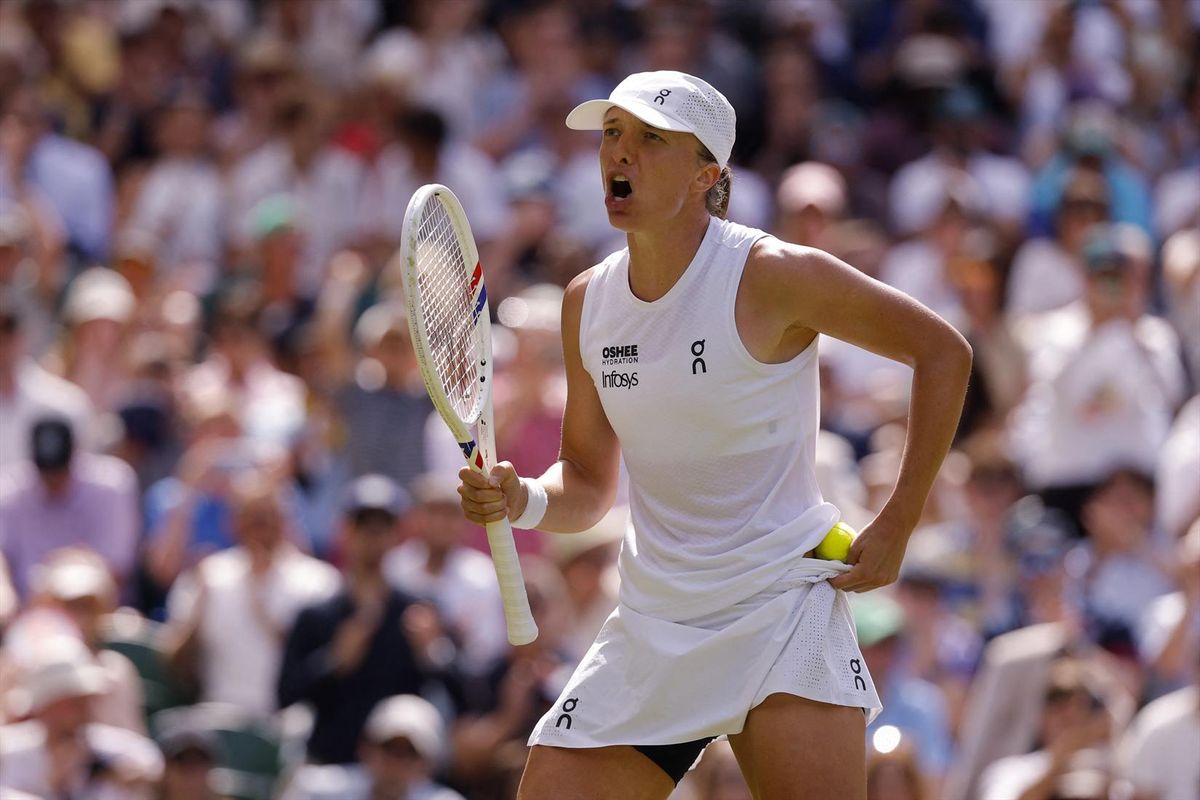 Iga Swiatek comemora após vencer sua partida de primeira rodada contra Taylor Townsend, dos EUA, na terça-feira, em Wimbledon.
