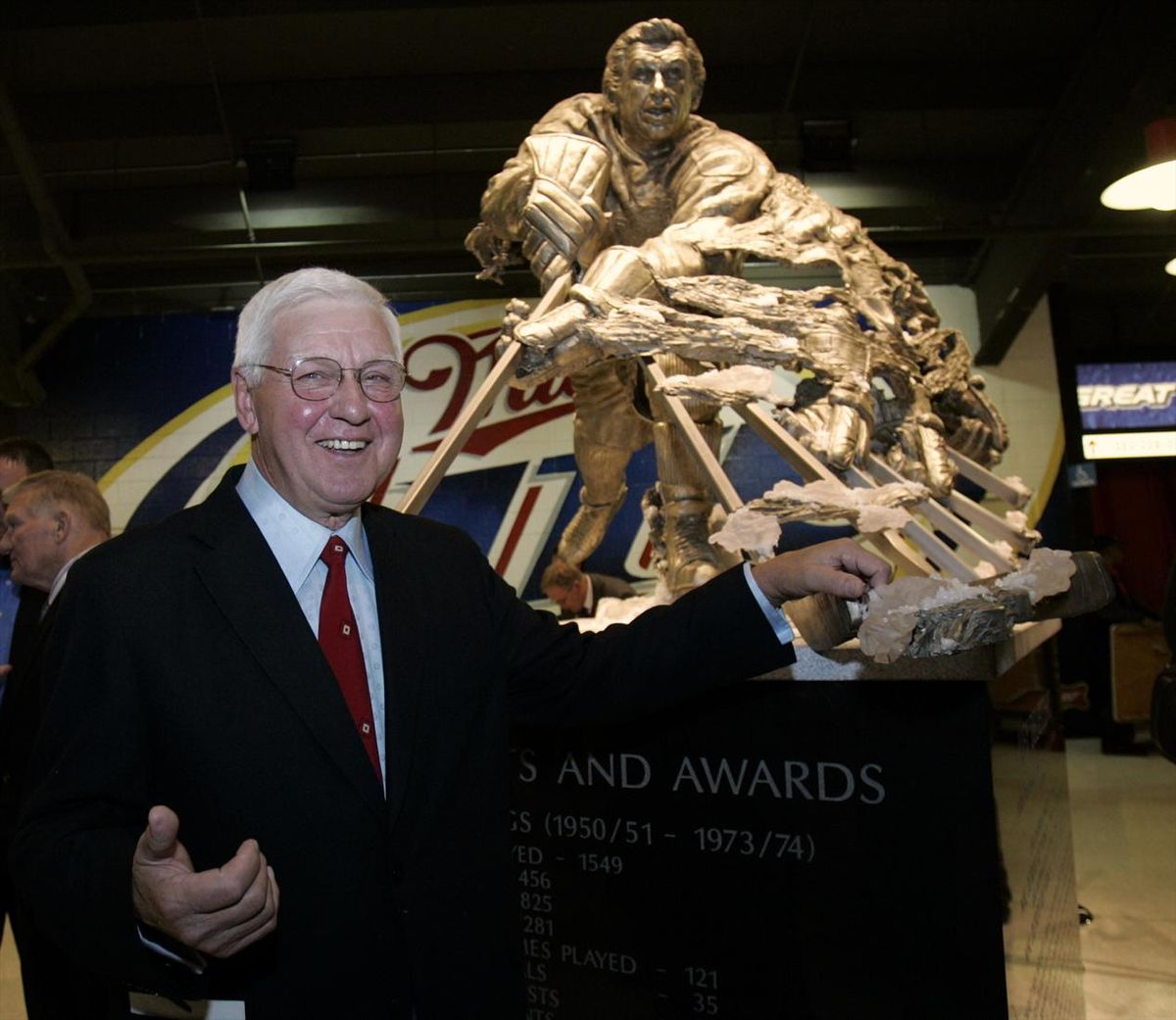 Detroit Red Wings alumnus Alex Delvecchio stands in front of a statue of him after its unveiling at Joe Louis arena in Detroit, Michigan October 16, 2008.