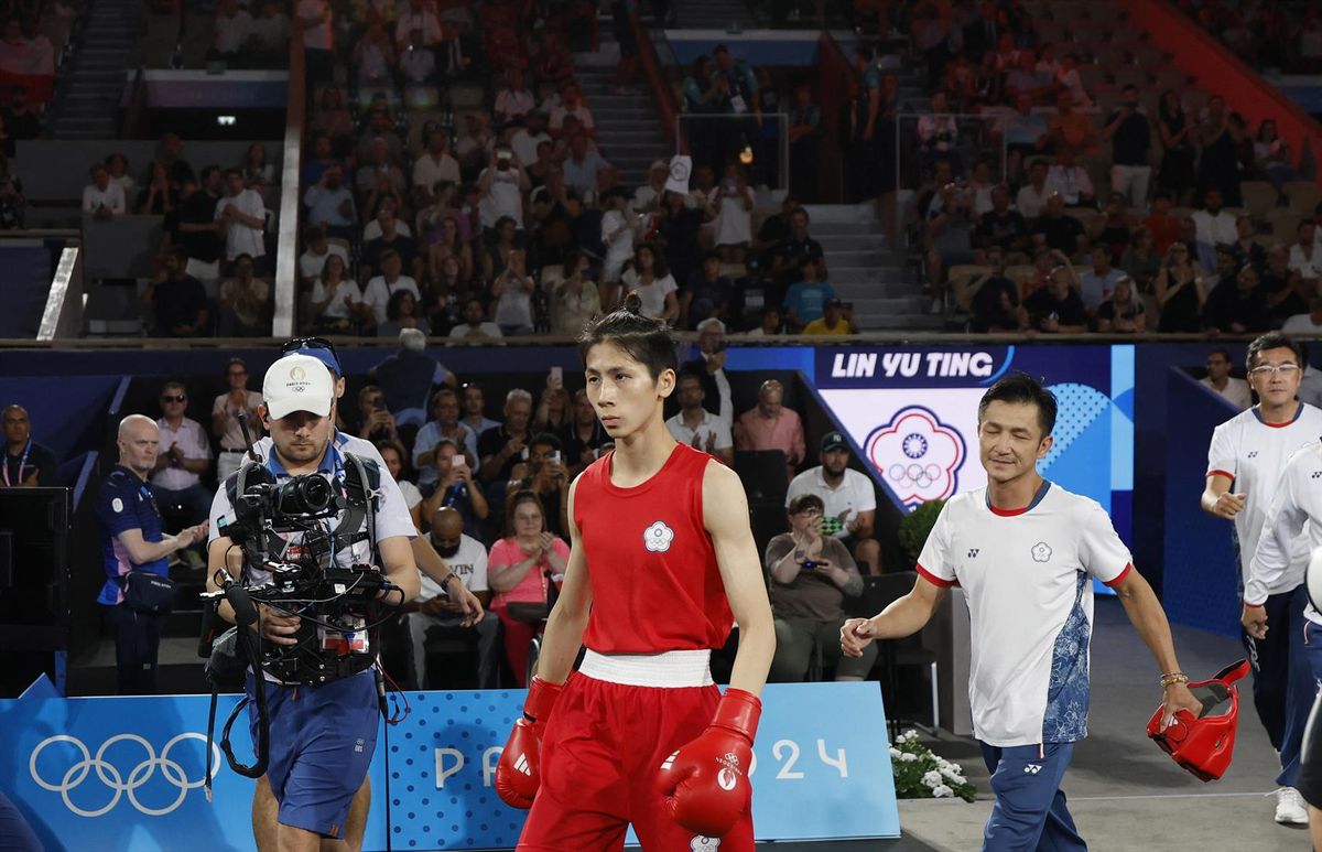Paris 2024 Olympics - Boxing - Women's 57kg - Final - Roland-Garros Stadium, Paris, France - August 10, 2024. Yu Ting Lin of Taiwan arrives to the arena. REUTERS/Peter Cziborra