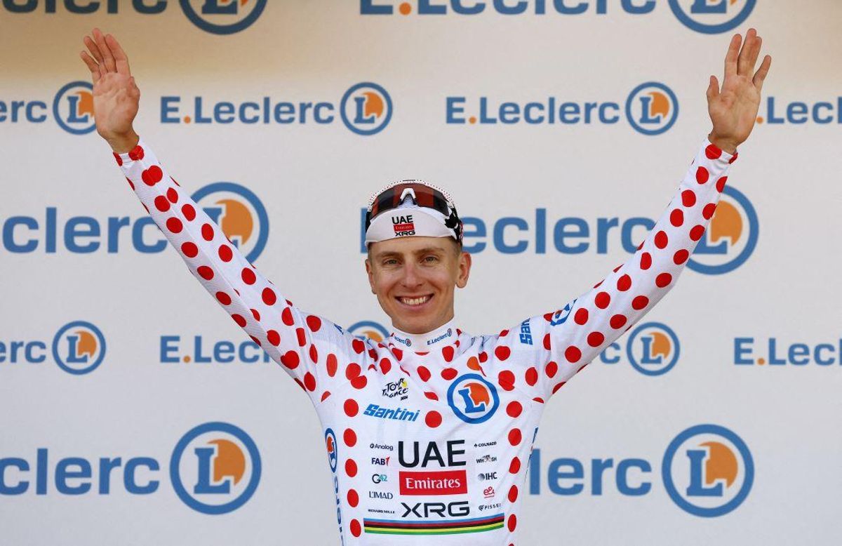 Tadej Pogacar, da UAE Team Emirates XRG, comemora no pódio.