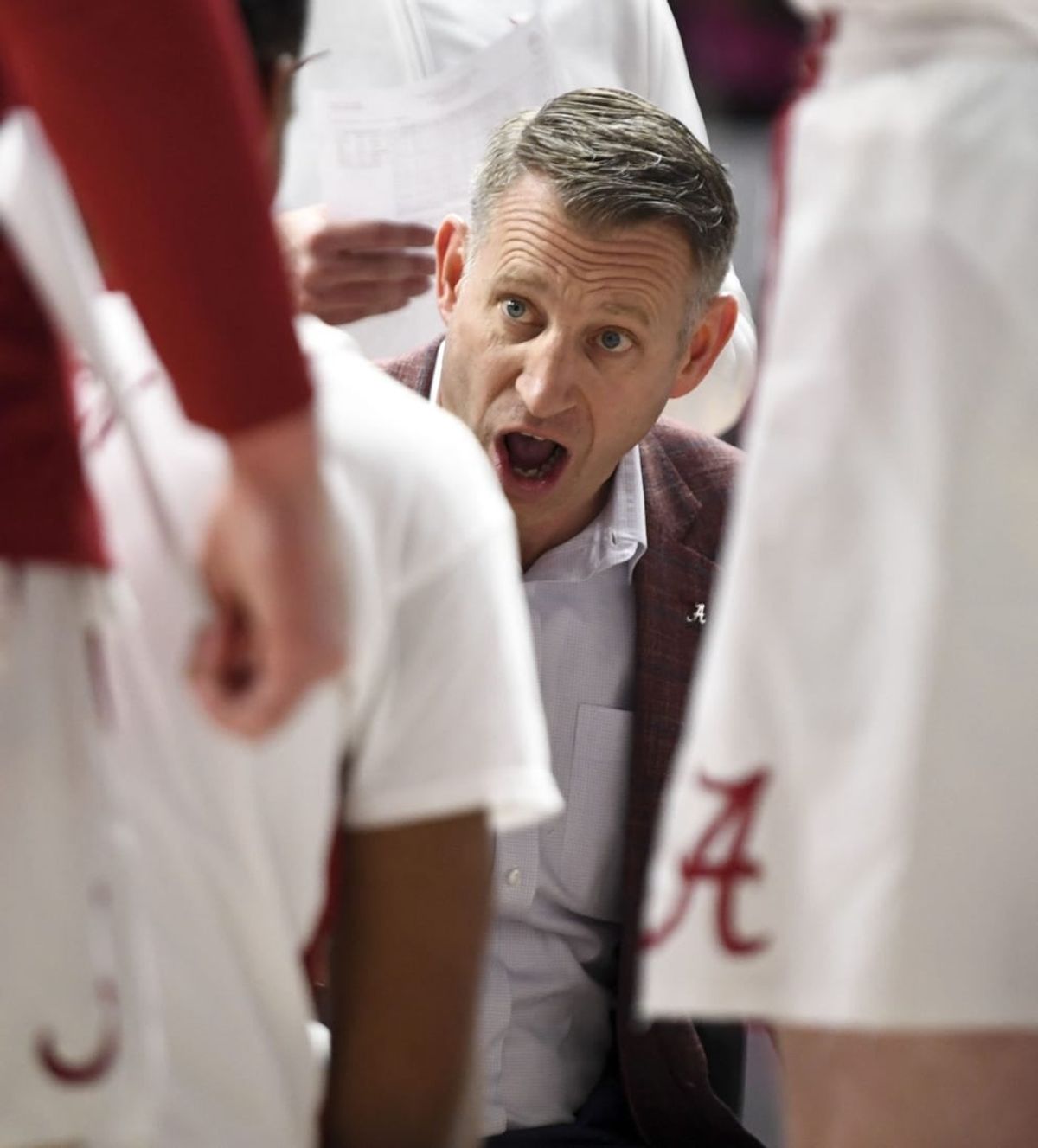 Jan 16, 2024; Tuscaloosa, Alabama, USA; Alabama head coach Nate Oats talks to his team during a timeout as they play Missouri at Coleman Coliseum.