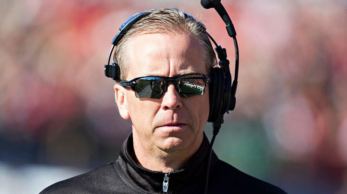 Sea o no un plan ofensivo sólido, Todd Monken no puede hacerlo solo.