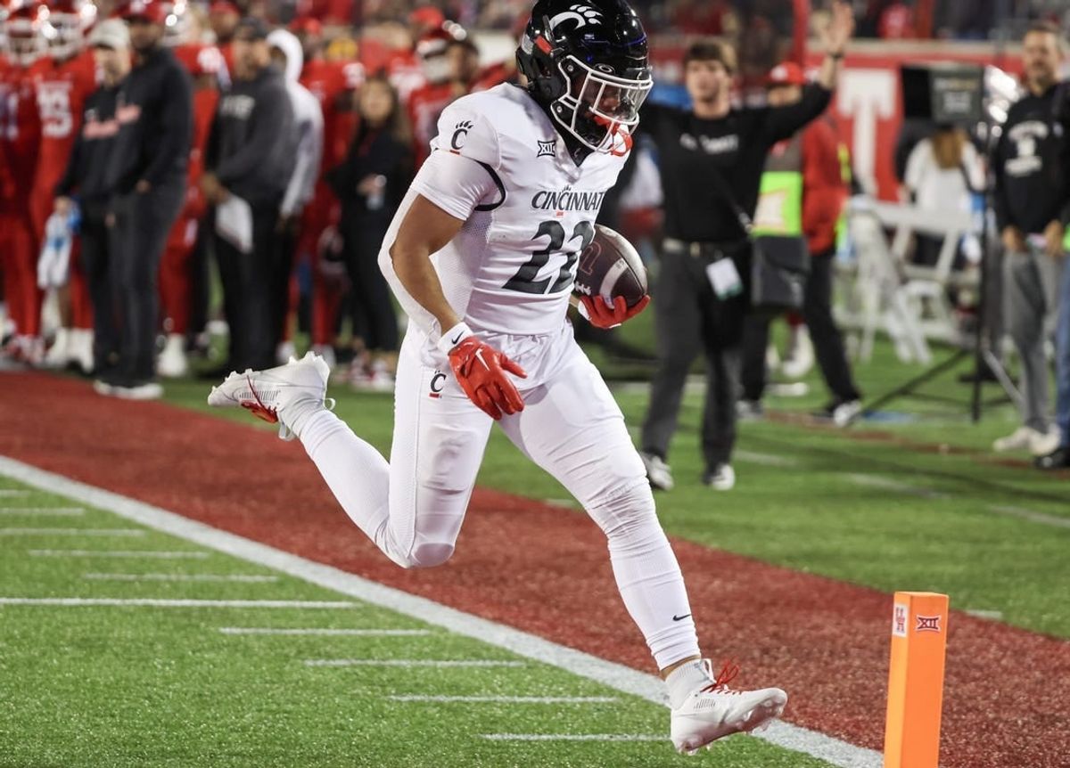 Nov 11, 2023; Houston, Texas, USA; Cincinnati Bearcats running back Ryan Montgomery (22) rushes for a touchdown against the Houston Cougars in the first half at TDECU Stadium.