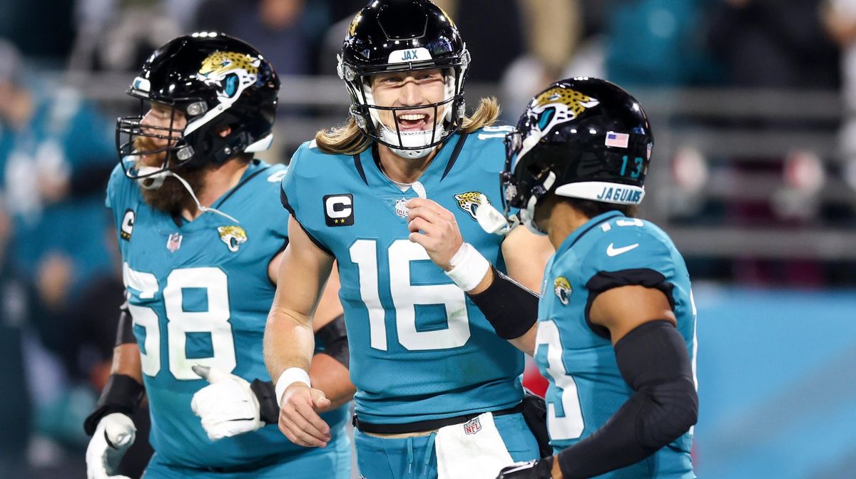 Trevor Lawrence celebrates with Christian Kirk after Kirk’s receiving touchdown during the second quarter against the Tennessee Titans on January 07, 2023.