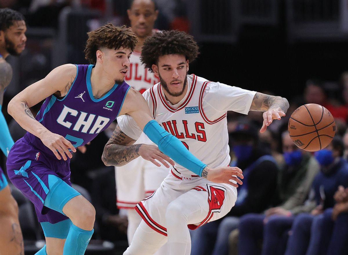 LaMelo (l.) and Lonzo Ball in healthier times.