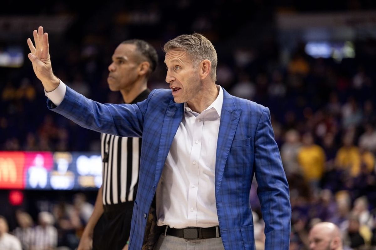 Feb 10, 2024; Baton Rouge, Louisiana, USA;  Alabama Crimson Tide head coach Nate Oats calls in a play during the second half against the LSU Tigers at Pete Maravich Assembly Center.