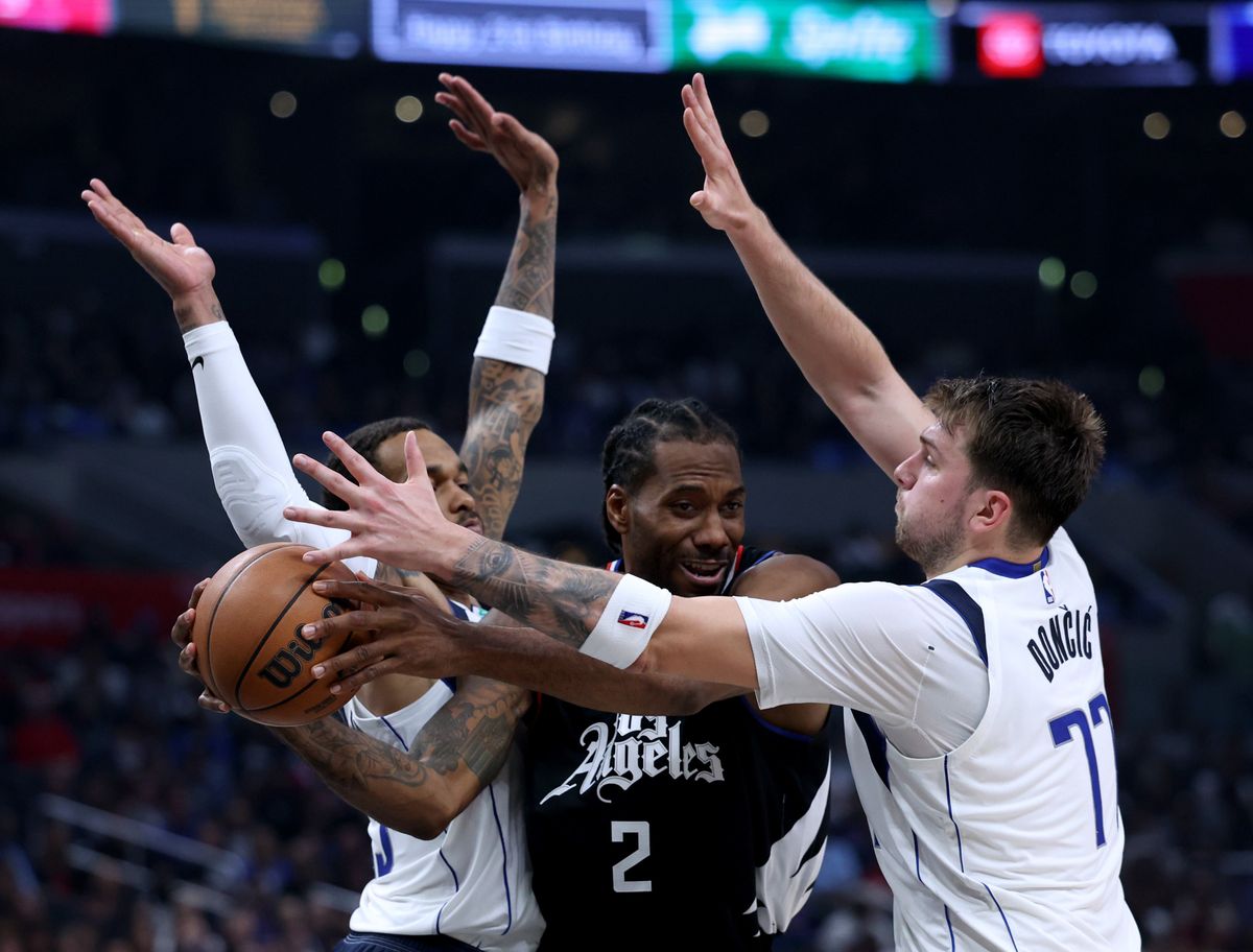LOS ÁNGELES, CALIFORNIA - 23 DE ABRIL: Kawhi Leonard #2 de los LA Clippers parece desmayarse de una trampa de Luka Doncic # 77 y PJ Washington #25 de los Dallas Mavericks durante la primera mitad en Crypto.com Arena el 23 de abril de 2024 en Los Ángeles, California. El usuario acepta los términos y condiciones del Acuerdo de licencia de Getty Images. (Foto de Harry How/Getty Images)