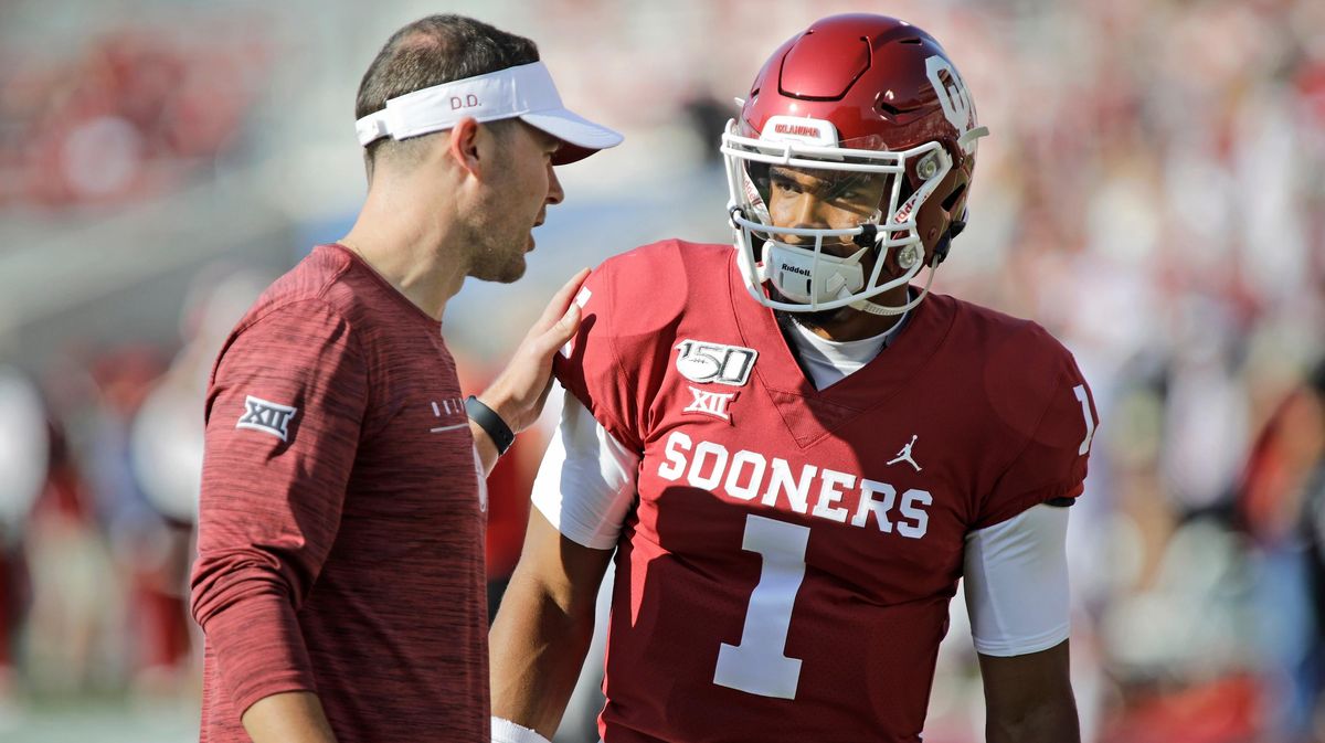 Lincoln Riley (l.) and Jalen Hurts