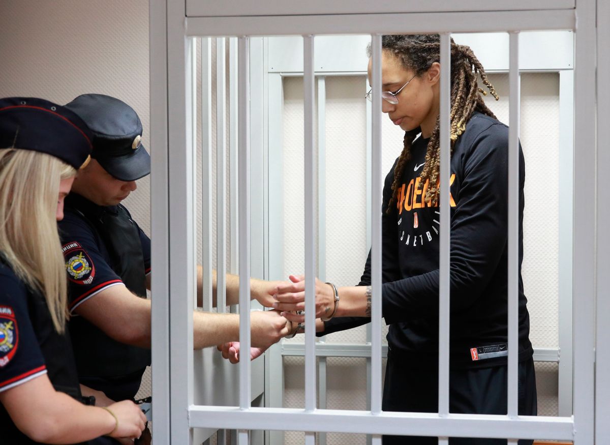 Brittney Griner (r.)