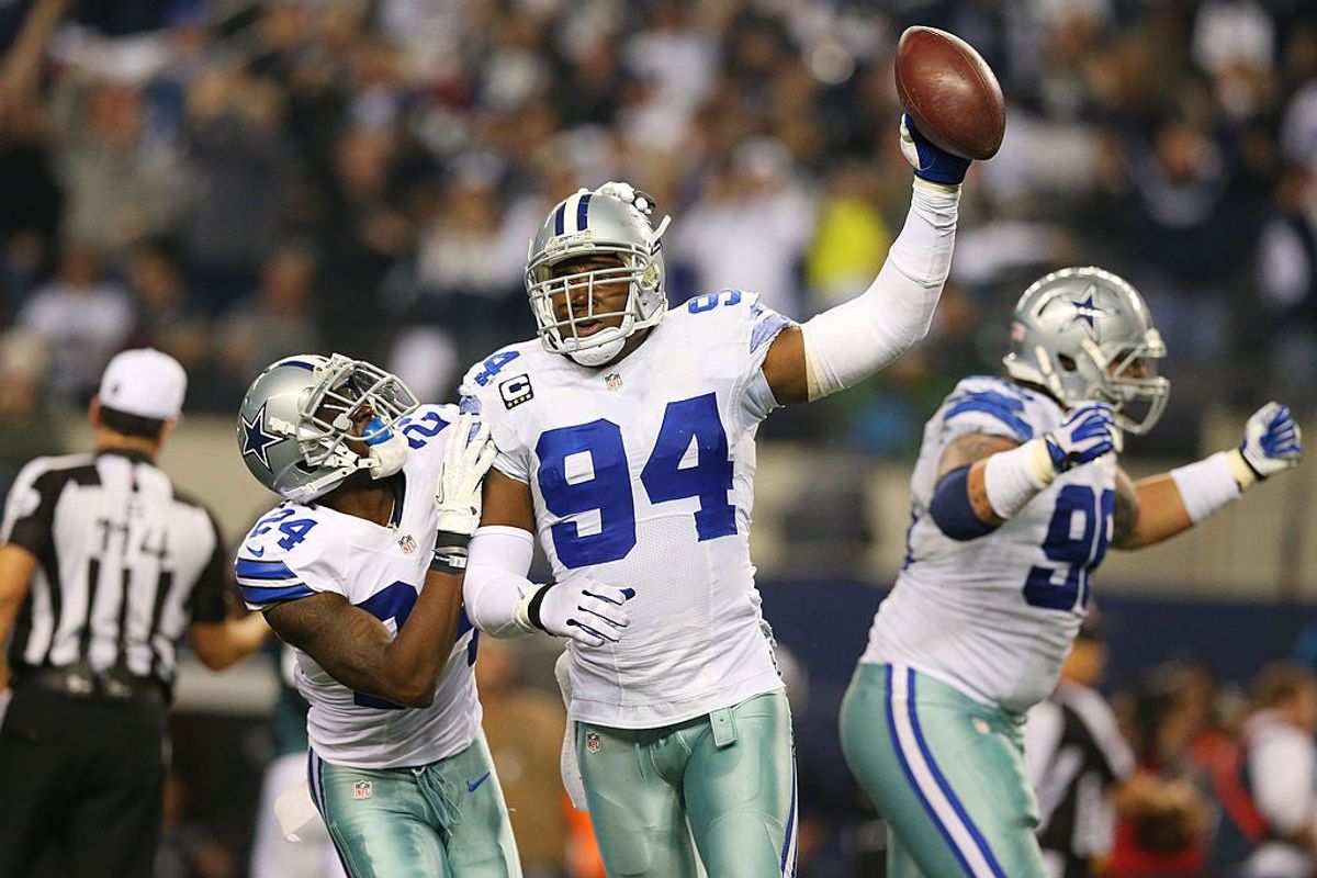 DeMarcus Ware (centro) como vaquero en 2013.