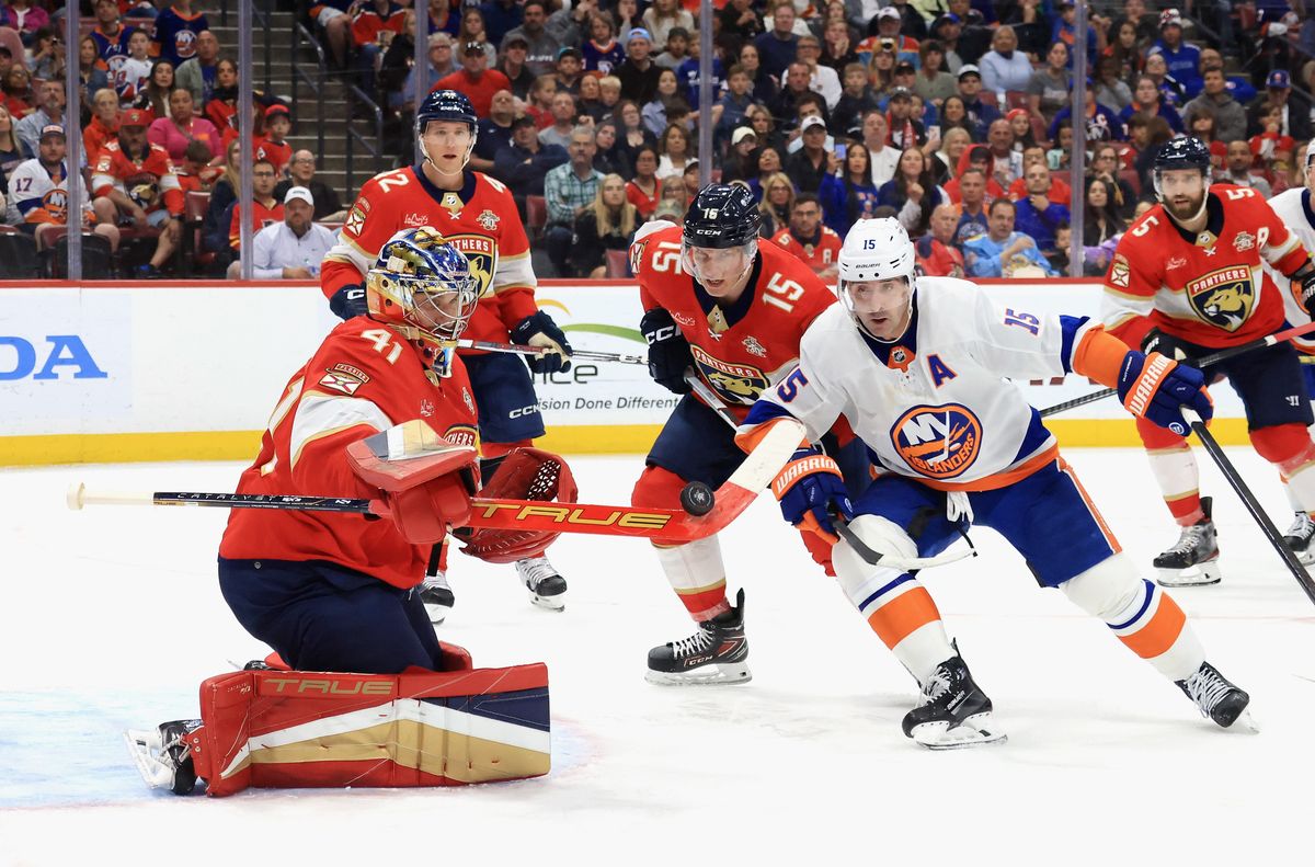 SUNRISE, FLORIDA - MARZO 28: Anthony Stolarz #41 de los Florida Panthers hace el tercer periodo salvado como Cal Clutterbuck n°15 de  Los isleños de Nueva York buscan el rebote en el Amerant Bank Arena el 28 de marzo de 2024 en Sunrise, Florida. (Foto de Bruce Bennett/Getty  Imágenes)
