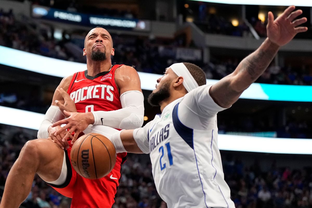DALLAS, TEXAS - ABRIL 07: Dillon Brooks #9 de los Houston Rockets es bloqueado por Daniel Gafford #21 de los Dallas Mavericks durante  la segunda mitad en el American Airlines Center el 7 de abril de 2024 en Dallas, Texas. NOTA PARA EL USUARIO: El usuario reconoce y acepta expresamente que, Al descargar y o usar esta fotografía, el Usuario acepta los términos y condiciones del Acuerdo de licencia de Getty Images. (Foto de Sam Hodde/Getty Images)