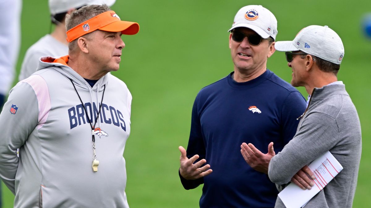El HC Sean Payton de los Denver Broncos (izq.) habla con el gerente general George Paton y el propietario y director ejecutivo Greg Penner (dcha.)