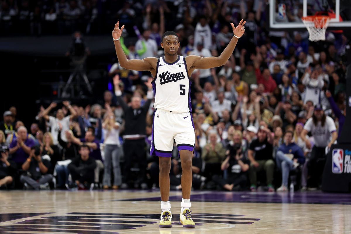 SACRAMENTO, CALIFORNIA - ABRIL 16: De’Aaron Fox #5 de los Sacramento Kings reacciona después de los Kings hicieron una canasta contra el Golden State  Warriors en la segunda mitad durante el torneo Play-In en el Golden 1 Center el 16 de abril, 2024 en Sacramento, California. NOTA A USUARIO: El Usuario reconoce y acepta expresamente que, al descargar y o usar esta fotografía, está dando su consentimiento a los términos y condiciones de el Acuerdo de licencia de Getty Images. (Foto de Ezra Shaw/Getty Images)