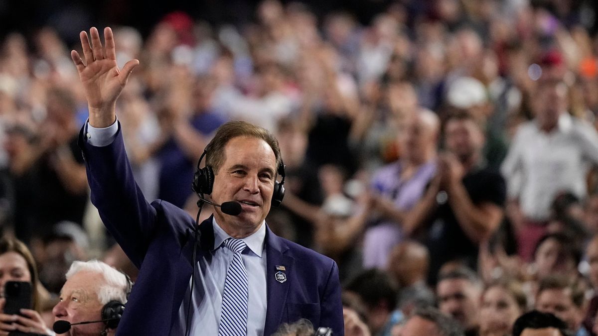 Jim Nantz waves to the crowd during the FAU-SDSU game