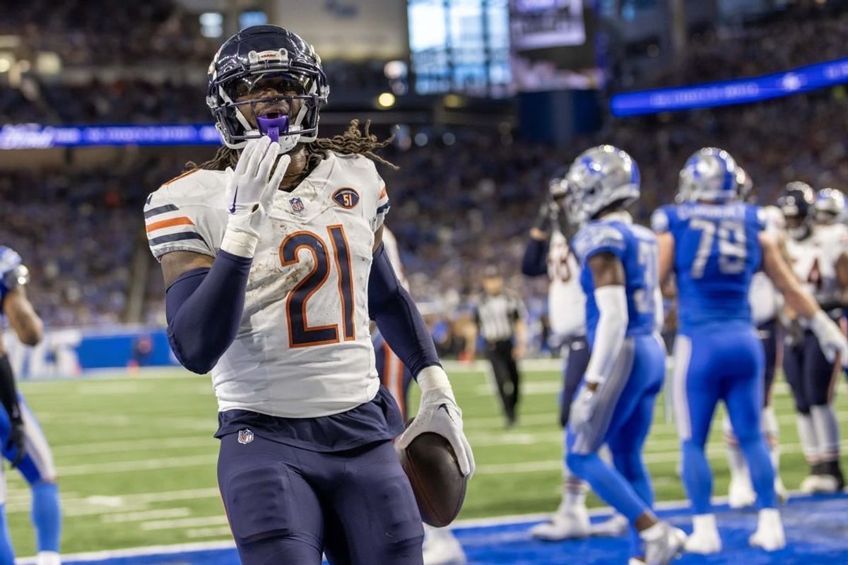 Nov 19, 2023; Detroit, Michigan, USA; Chicago Bears running back D'Onta Foreman (21) runs with the ball for a touchdown against the Detroit Lions and blows kisses to the fans during the first half at Ford Field.